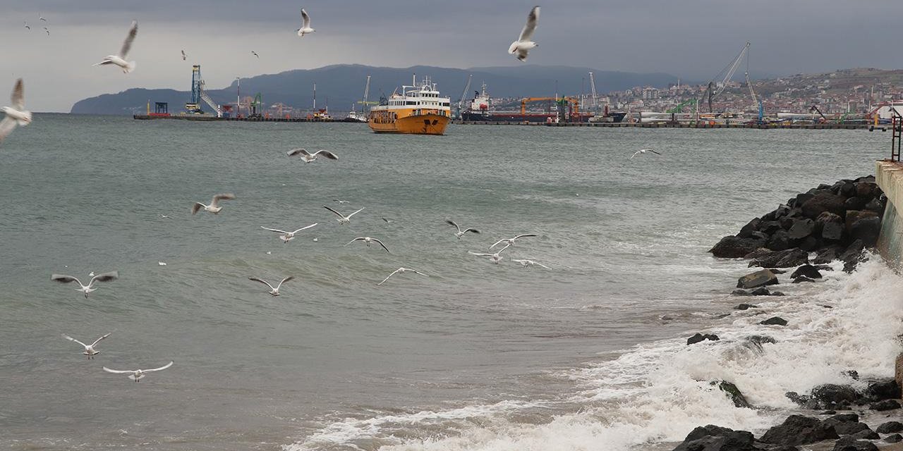 Tekirdağ'da deniz ulaşımı poyrazla iptal oldu