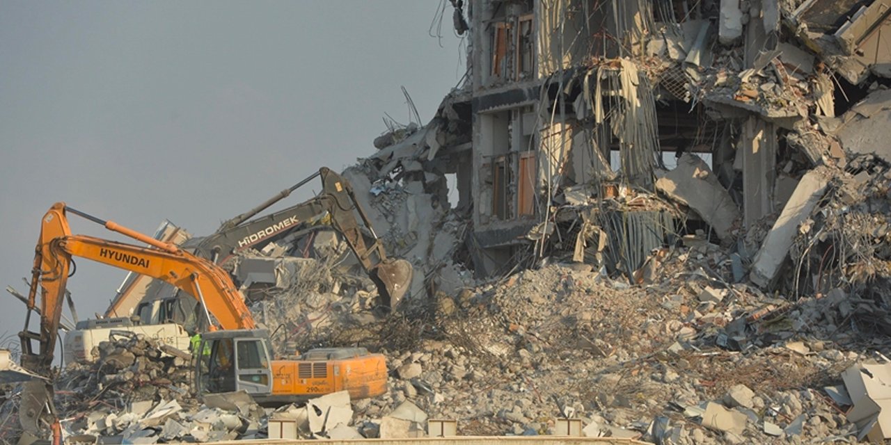 Maraş'ta ağır hasarlı binaların yıkımı sürüyor