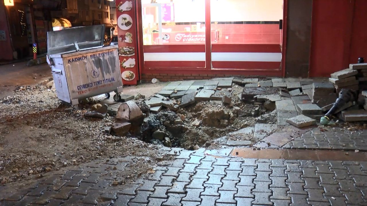 Kadıköy'de ana su şebekesinde büyük patlama