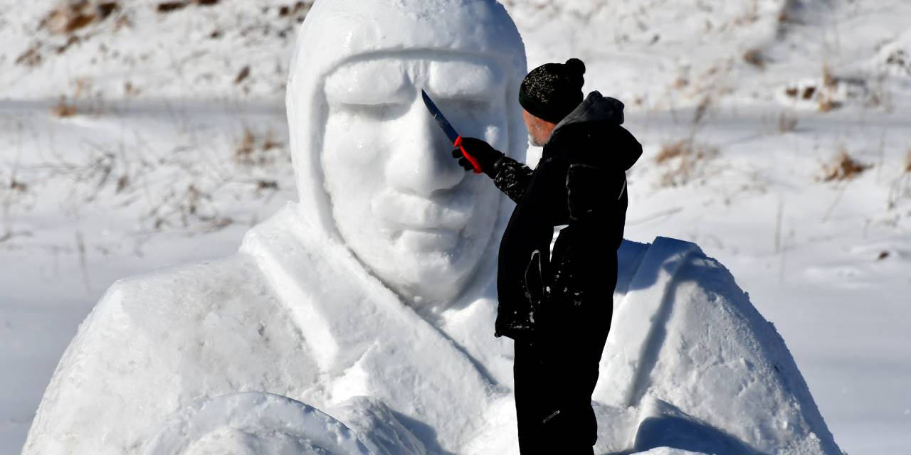 Sarıkamış şehitleri anısına kardan heykeller yapılıyor