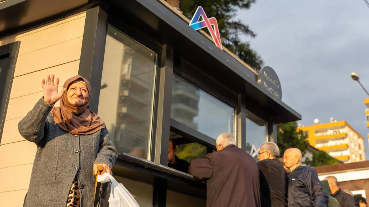 Mahalle mutfağında 3 çeşit yemek 15 lira