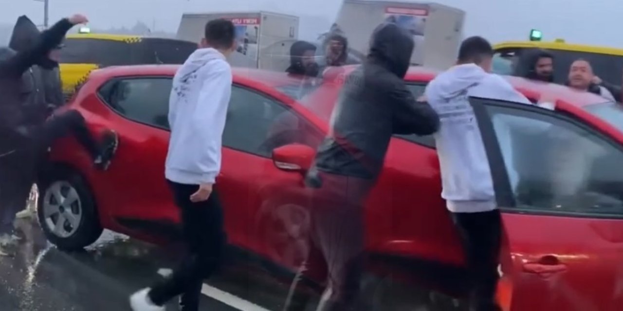 Köprünün ortasında durdurup direksiyondaki adamı tekmeledi