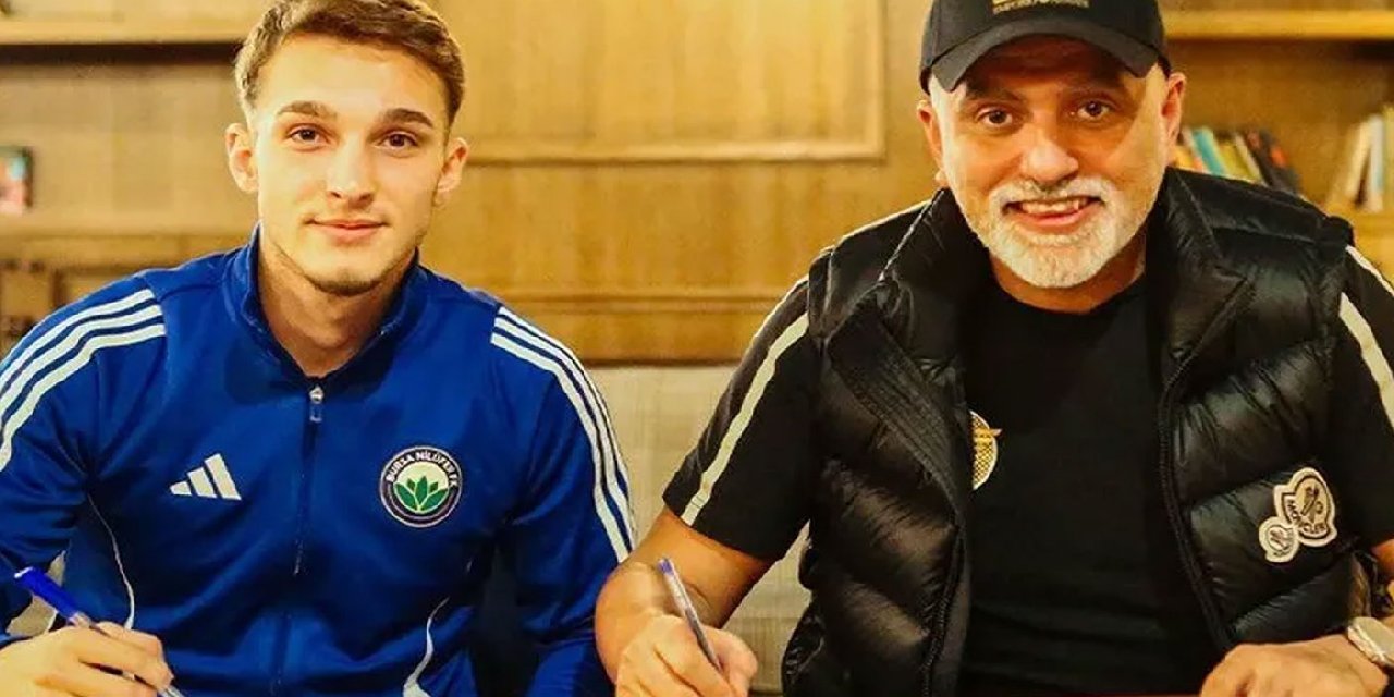 Eren Bursa'da. İmzayı attı pozunu verdi