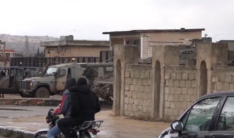 İsrail’in Suriye işgali sürüyor. Belediye binasında arama yaptılar