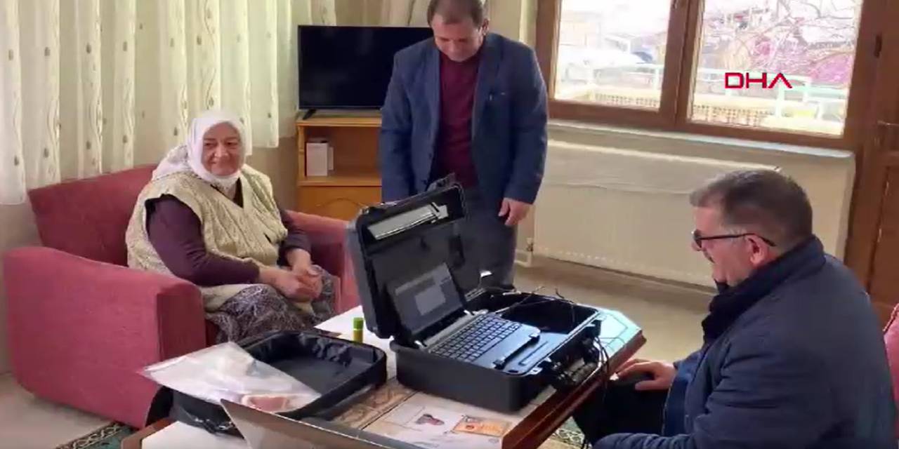 Ev ev dolaşıp yüzlerce vatandaşın kimliğini yenilediler