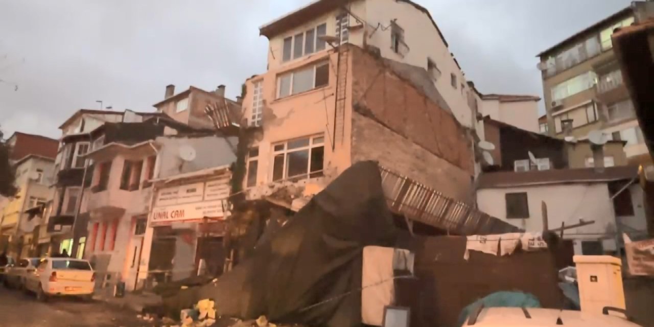 Park halindeki aracın üzerine balkon çöktü