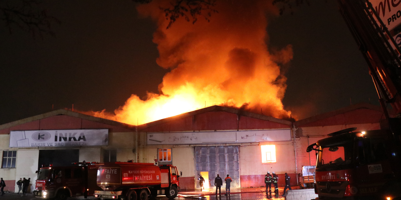 Kayseri'deki boru fabrikasında kokutan yangın: Alevler bir anda yükseldi