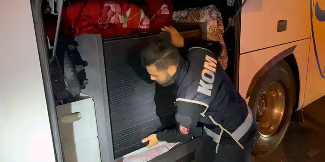 Yolcu otobüsünün motorundan bir daire parası çıktı. Kaçak telefonları sakladılar