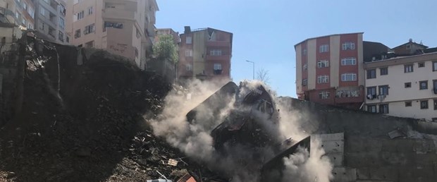 İstanbul'da 4 katlı bina yıkıldı!