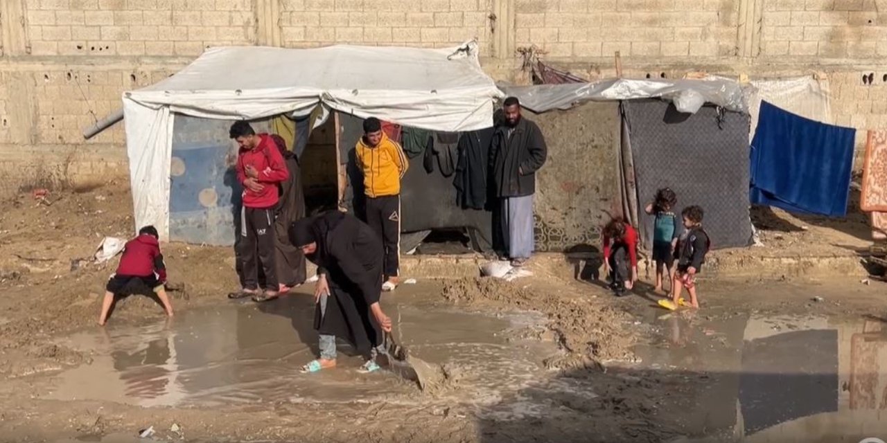 Filistinlilerin çadırları sular altında kaldı