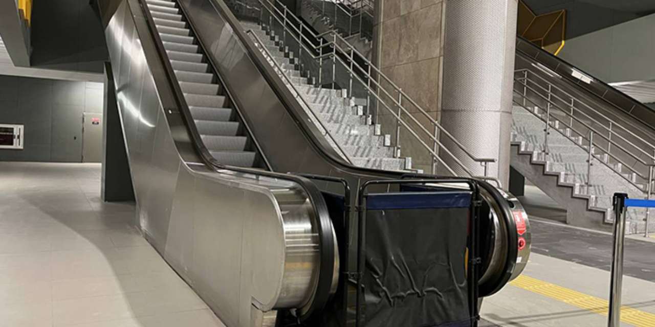 AVM'deki yürüyen merdivenlerden düşüp öldü