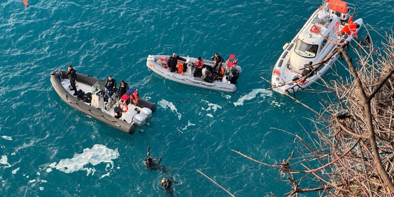 Otomobiliyle falezlerden denize düştü. 6 gündür aranıyor