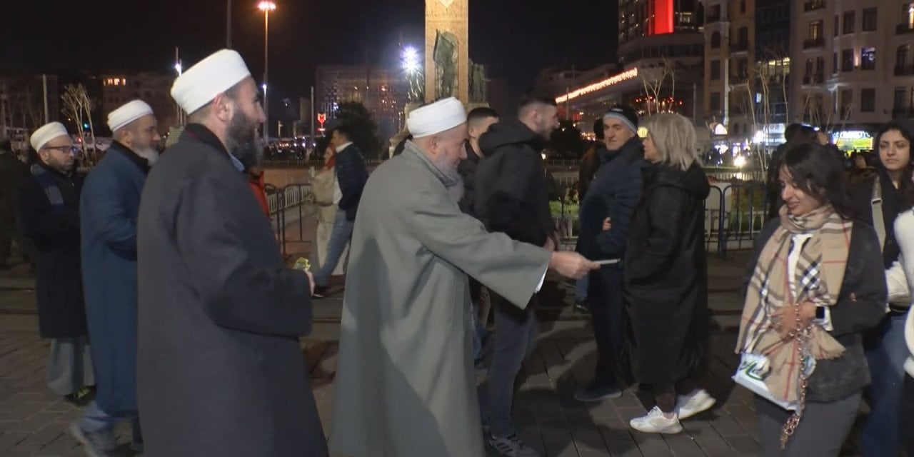 Tebliğciler Taksim'de bildiri dağıttı