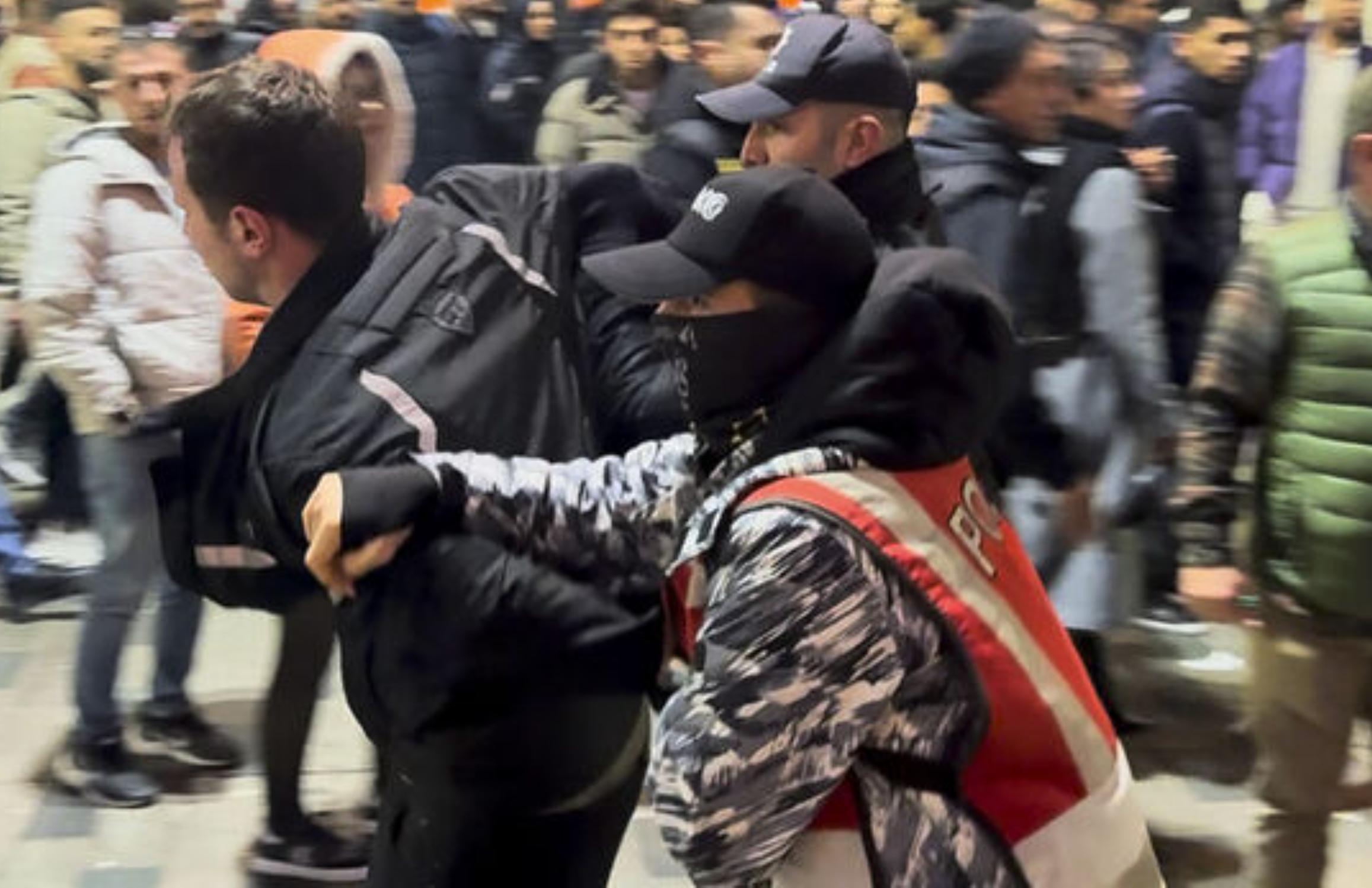 İstiklal Caddesi'nde iki grup arasında kavga: 1 gözaltı