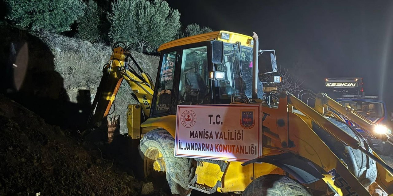 Yılbaşı gecesi kepçeyle define ararken yakalandılar