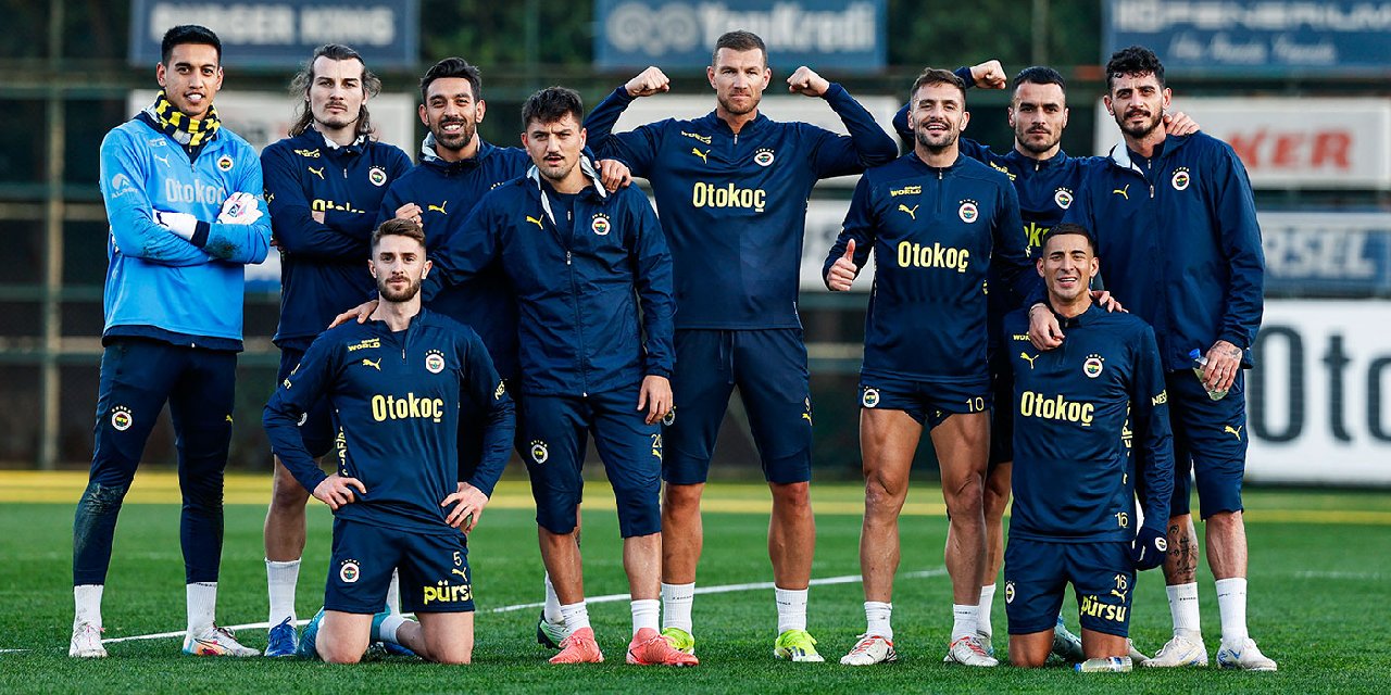 Fenerbahçe'de kazanan takım galibiyet pozu verdi