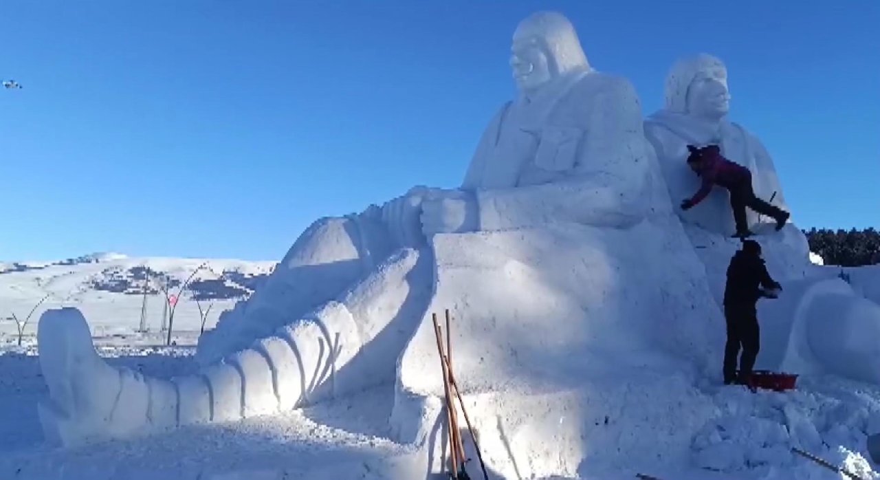 Sarıkamış şehitlerinin anısına kardan heykeller yapılıyor