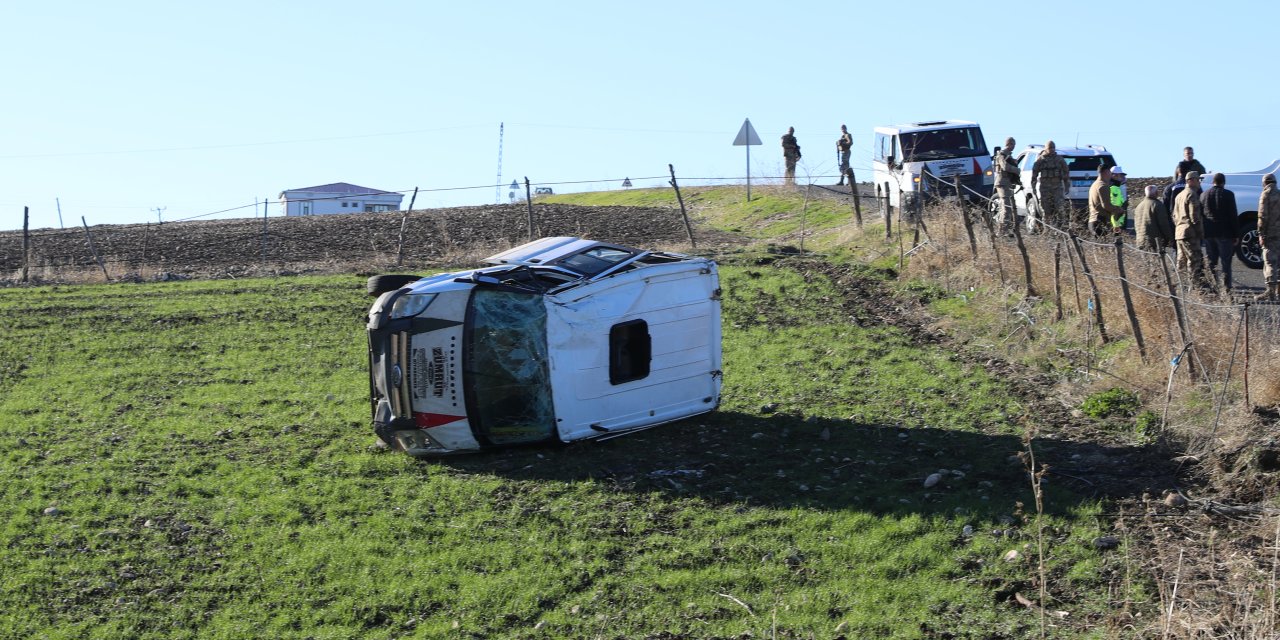 Diyarbakır'da öğrenci servisi devrildi. 8 öğrenci yaralandı