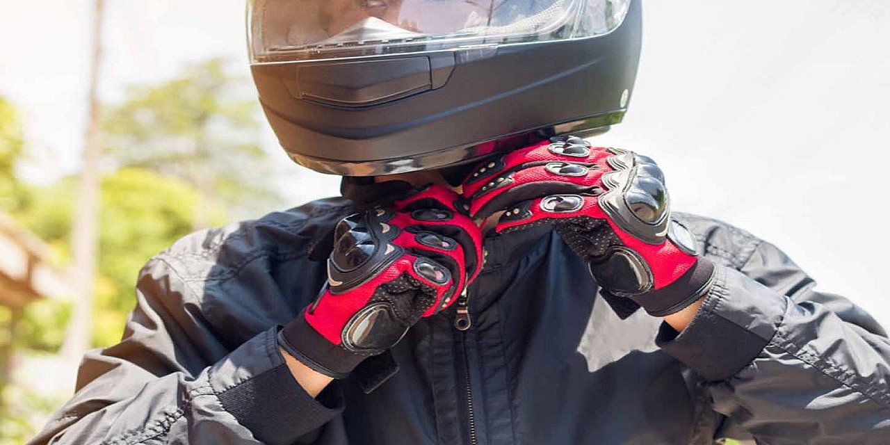 Kask takan motosiklet sürücülerine indirimli akaryakıt