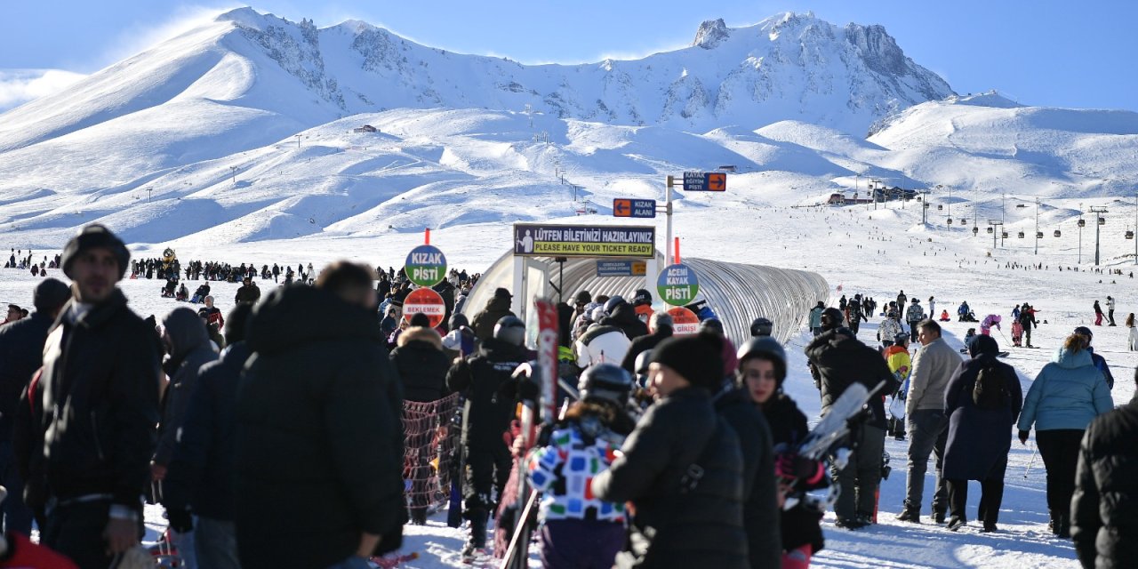 Kaymayı seven 110 bin kişi yılın ilk gününde oraya gitti