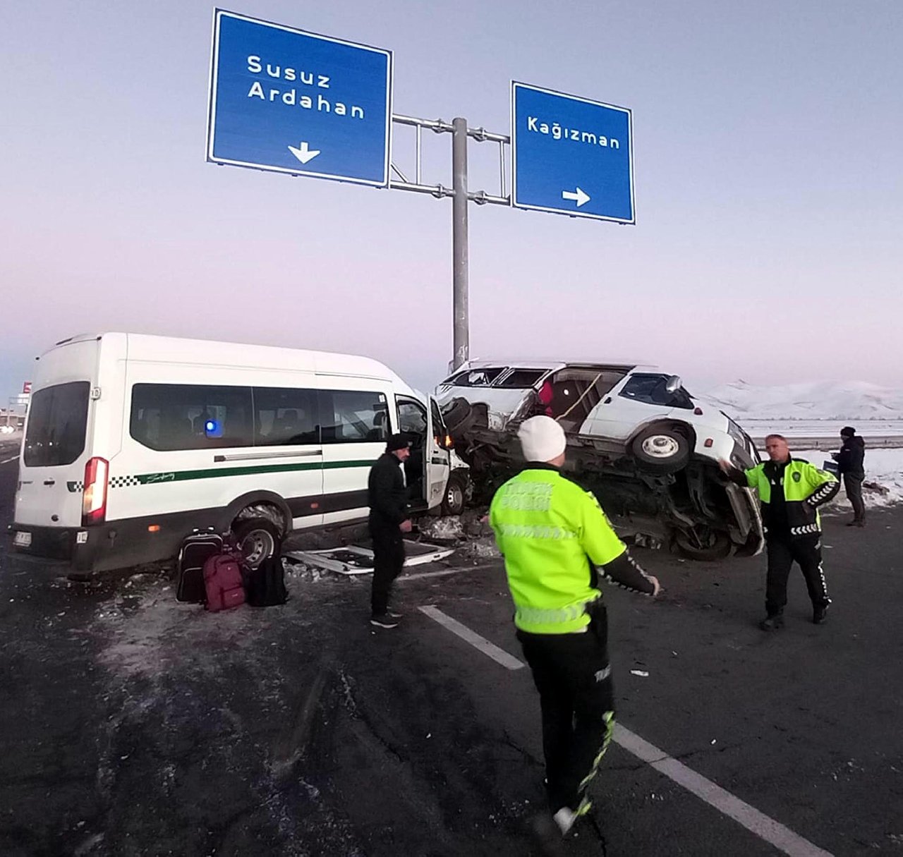 Kars'ta minibüs kazasında yaralanan 27 kişinin 25'i taburcu edildi
