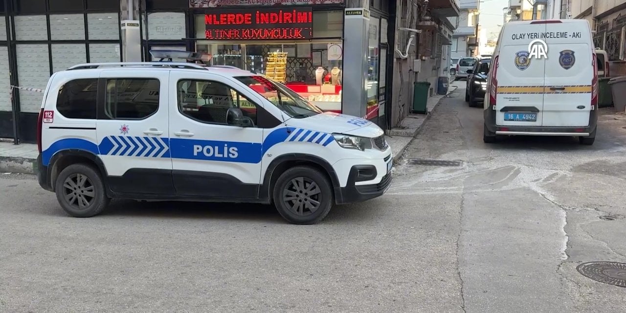 Oyuncak silahla kuyumcuya soygun girişimi güvenlik kamerasında