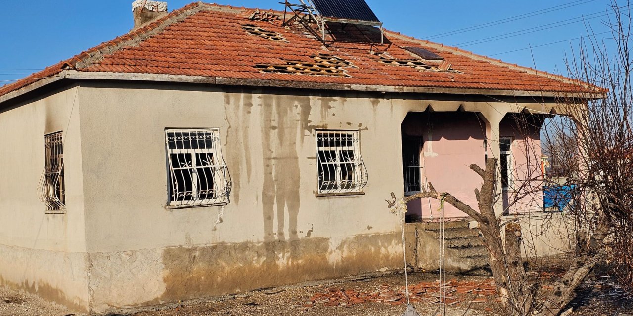 Yangında alevlerin arasında kalan kadın kurtarılamadı