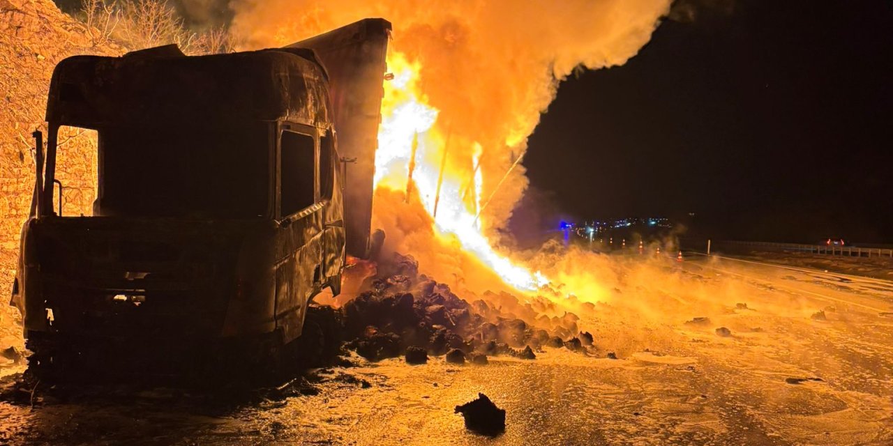 Tekstil malzemesi yüklü TIR alev topuna döndü