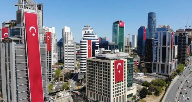 İstanbul'da gökdelenler kırmızı beyaza büründü