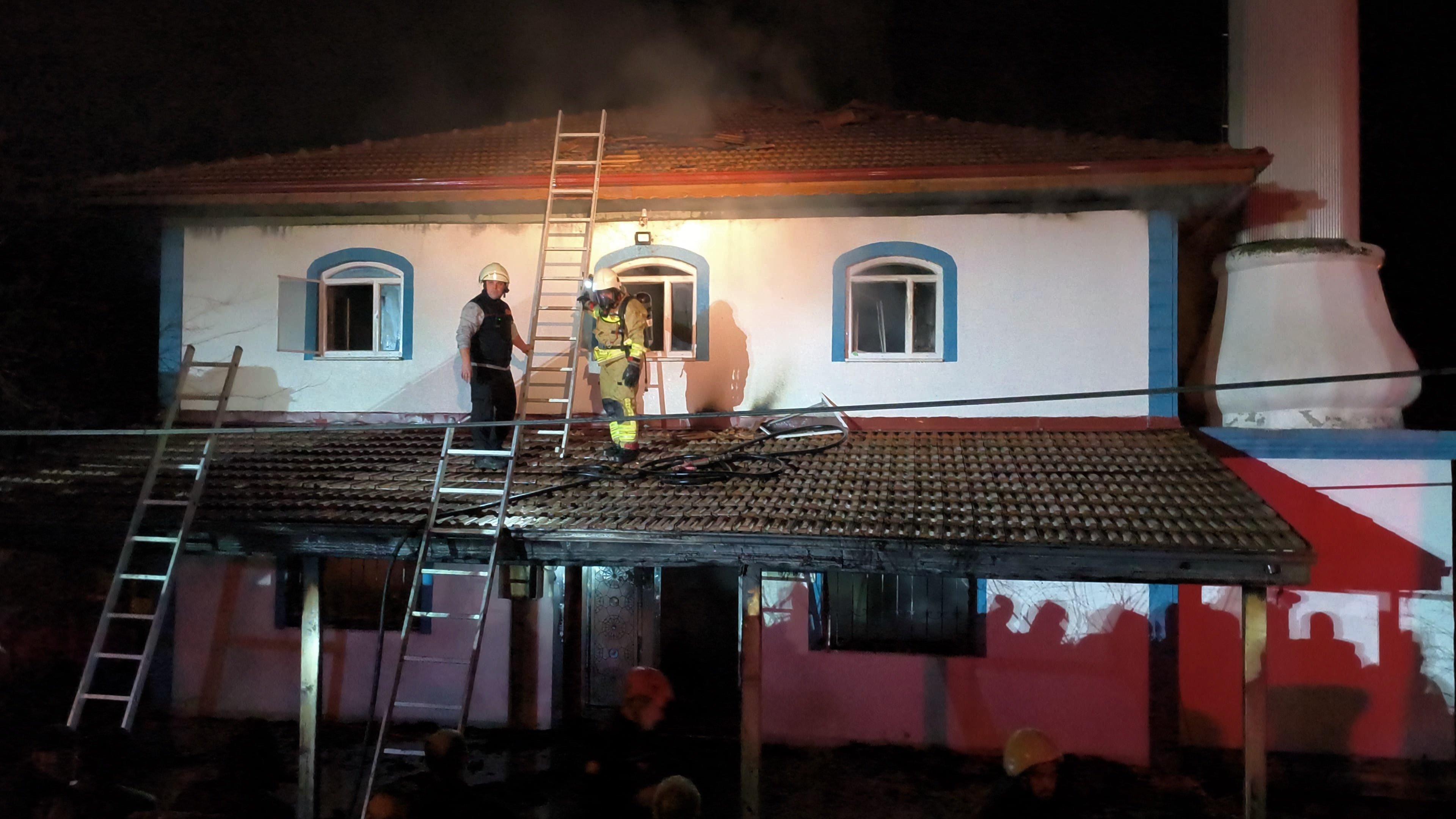 Düzce'de çıkan yangında cami kullanılmaz hale geldi