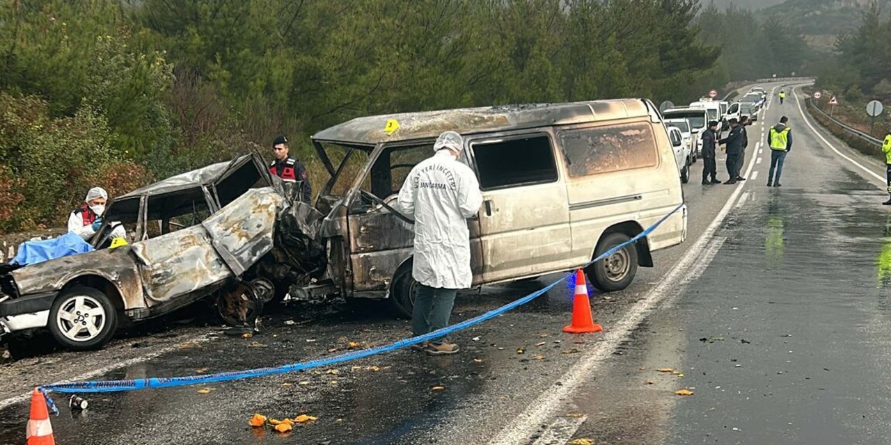 İzmir'de kazada otomobil alev aldı. 1 kişi öldü 3 kişi yaralandı