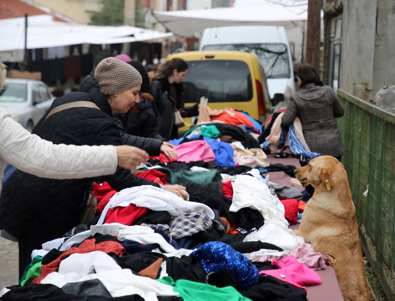 Sokak hayvanları için pazarda gönüllü satış yapıyorlar