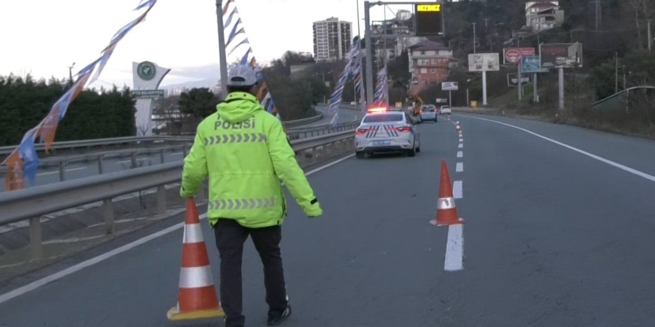 Erdoğan'ın memleketinde AKP bayrakları polis kontrolünde asıldı