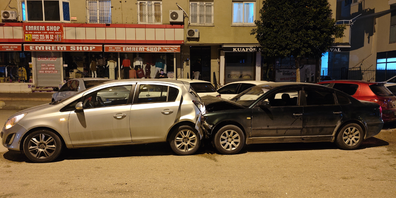 Adana'da otomobil, park halindeki 5 araca çarptı