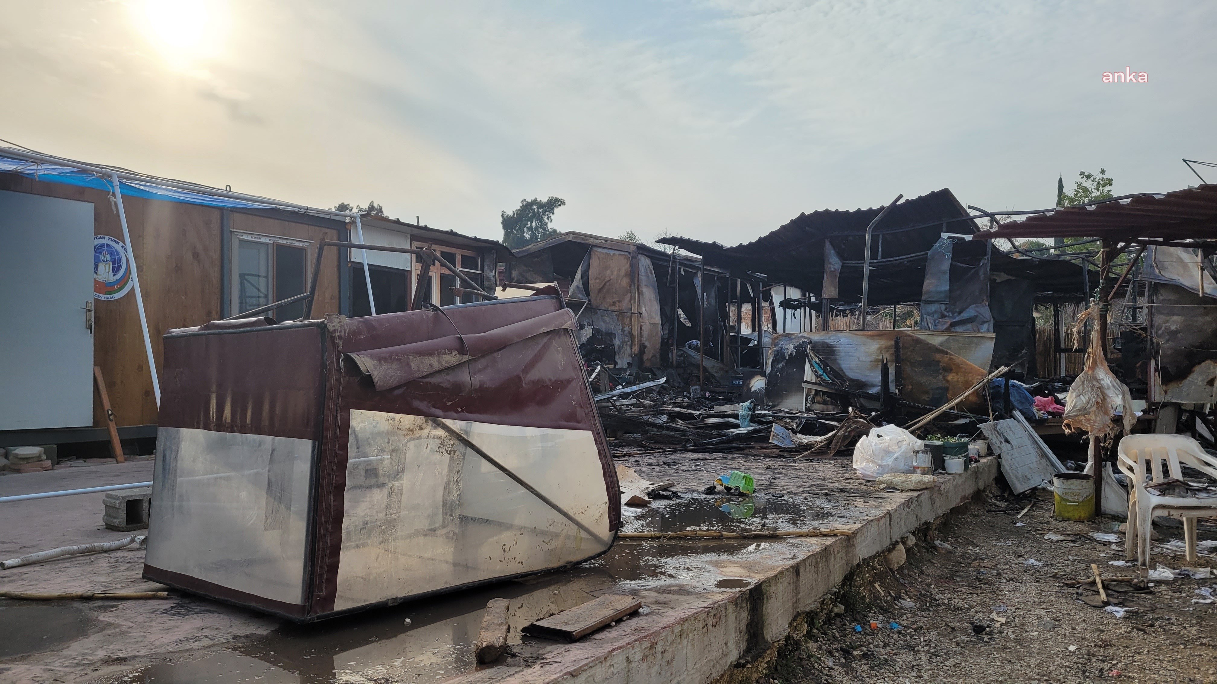 Hatay’da çıkan yangında 3 konteyner küle döndü