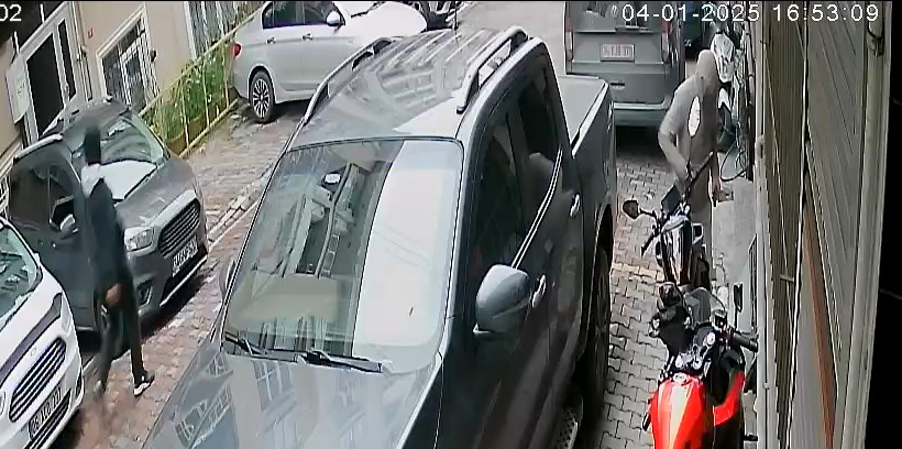 Esenyurt’ta park halindeki motosiklet çalındı: Hırsızlık anı kamerada