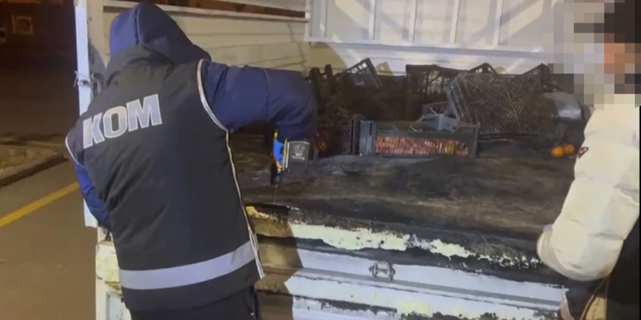 Kamyonetin kasasındaki gizli bölmede 9 bin 700 paket kaçak sigara ele geçirildi