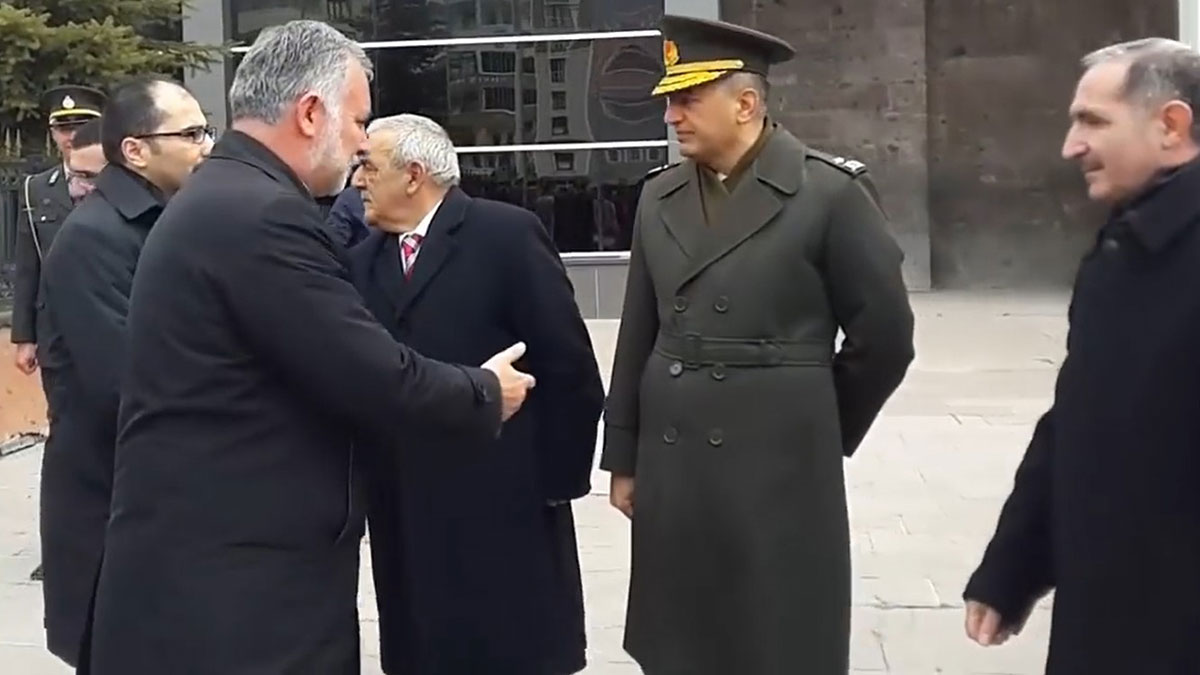 Kars'ta 23 Nisan protokolü krizi: Komutan, belediye başkanının elini sıkmadı