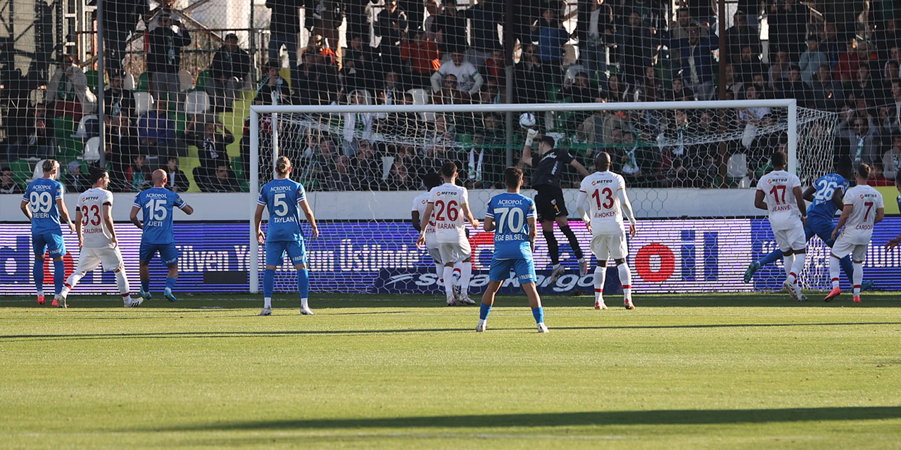 Volkan Demirel 1 puanı zor kurtardı. Fırsatı kaçırdı