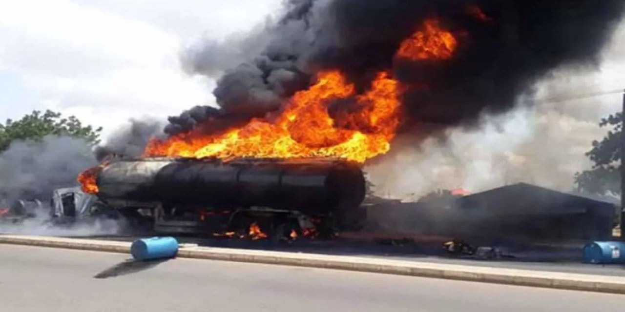 Nijerya'da yakıt tankeri patladı: 4 kişi hayatını kaybetti