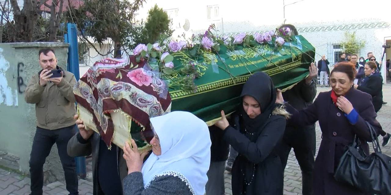 Cesedi otomobilin bagajından çıkmıştı. Tabutunu kadınlar omuzladı