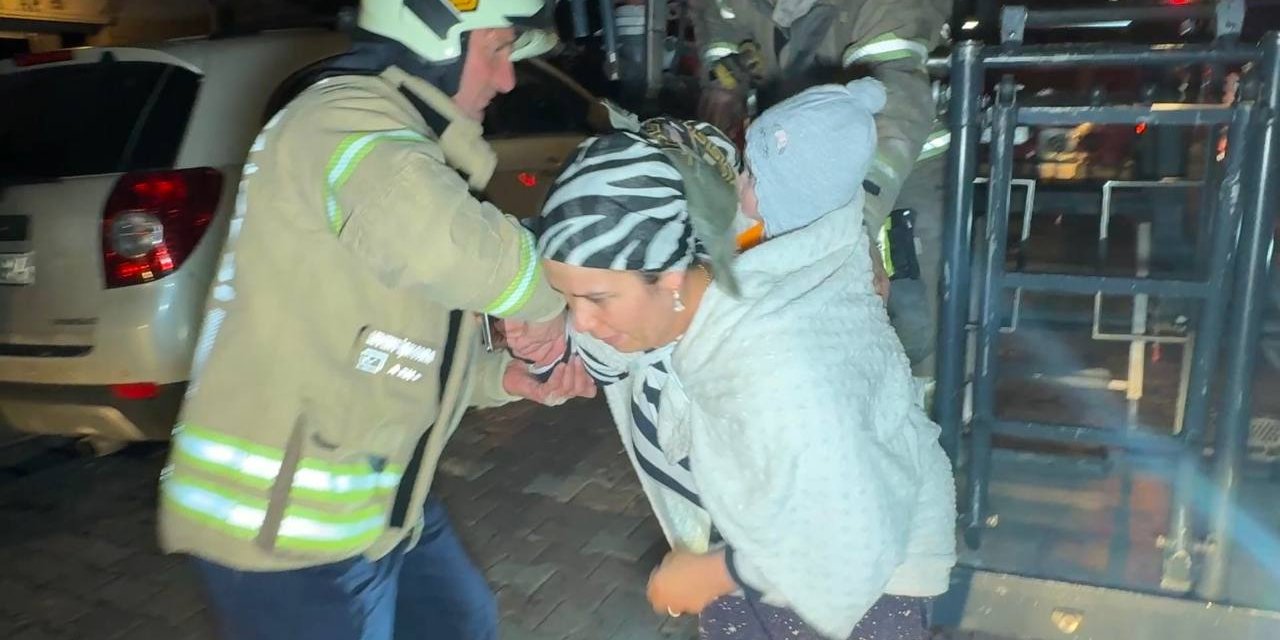 Avcılar'da bir binada yangın: Üst katta yaşayanlar mahsur kaldı