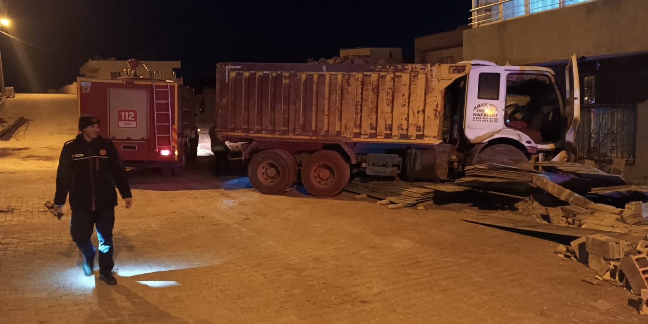 Mardin'de bir eve hafriyat kamyonu çarptı