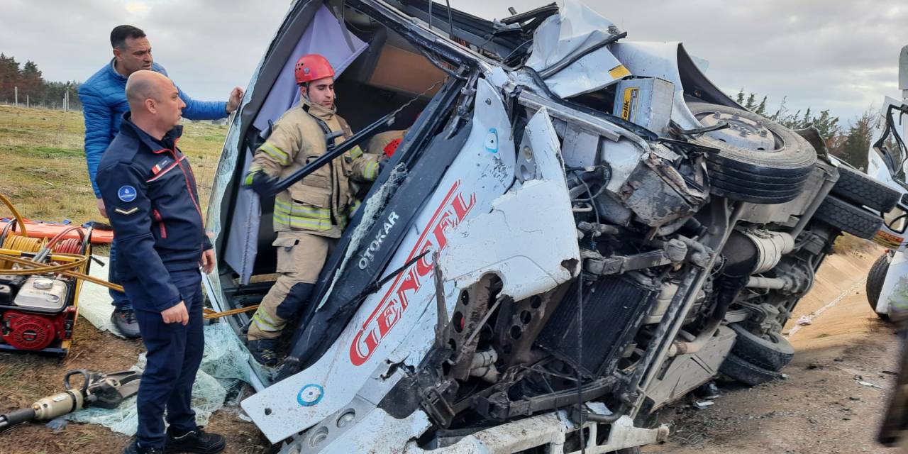 Korkunç kaza! Hafriyat kamyonuyla öğrenci servisi çarpıştı