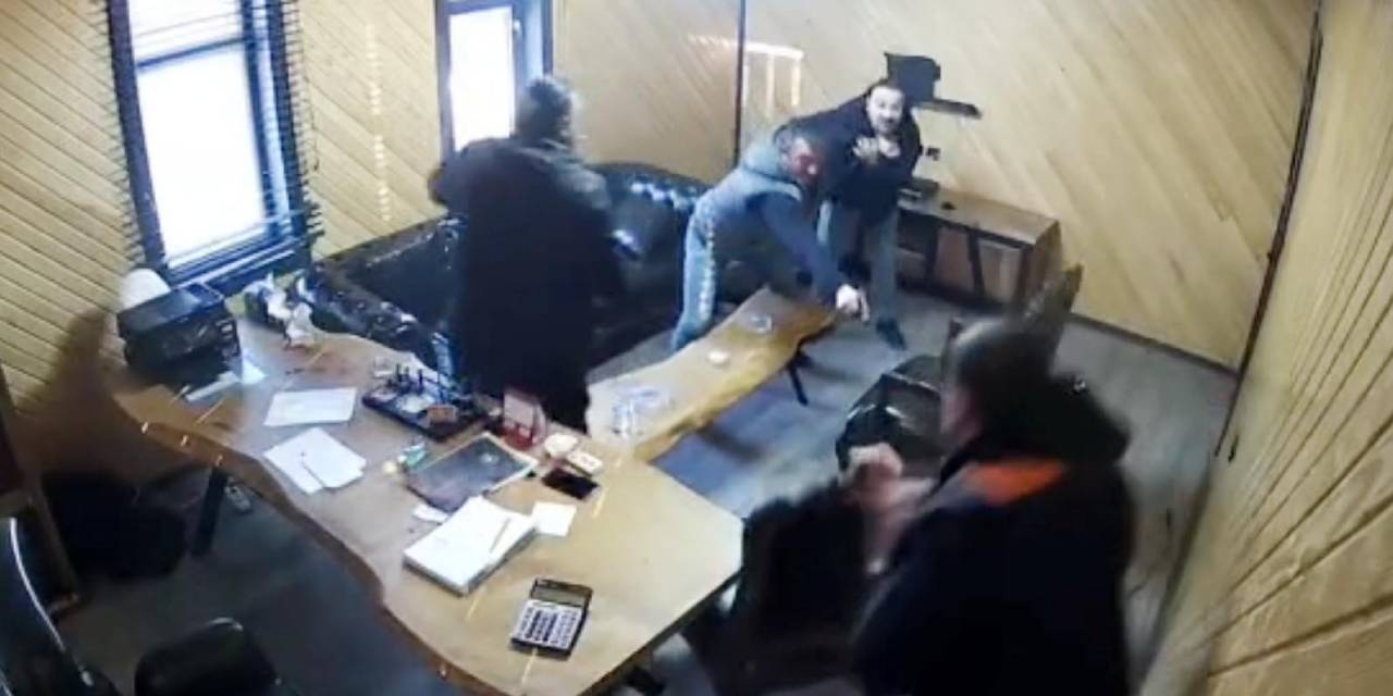 Haraç isteyen şüphelinin silahı tutukluk yaptı. Şans eseri kurtuldu