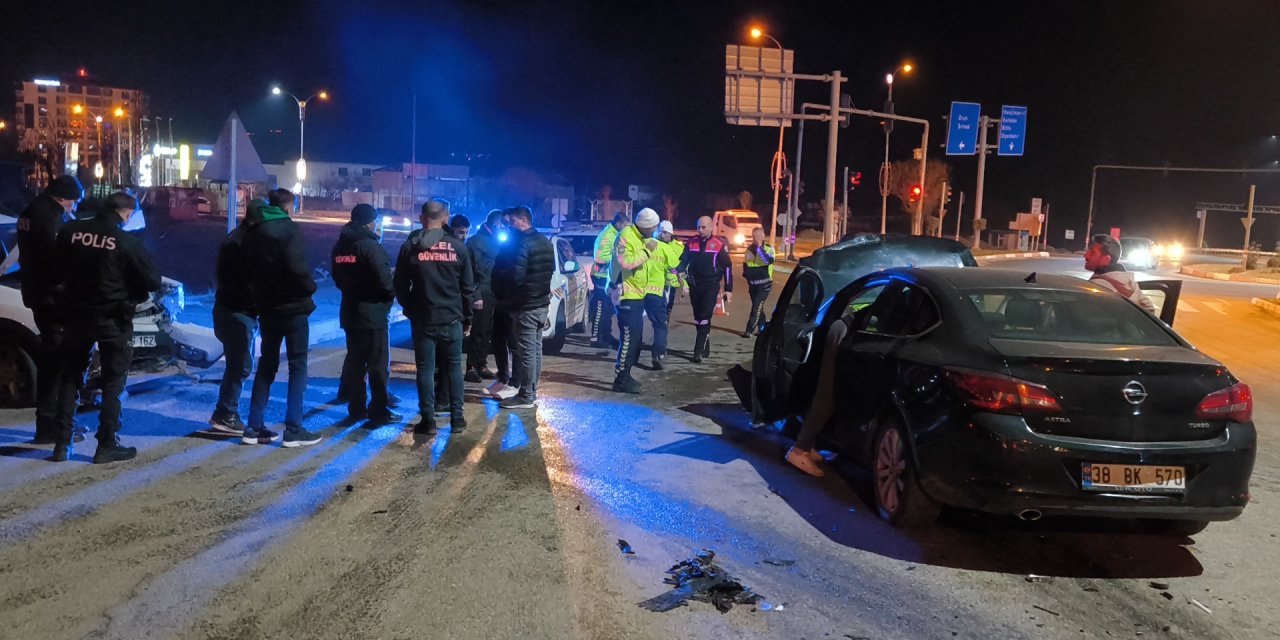 Siirt'te 2 otomobil çarpıştı: 4 yaralı
