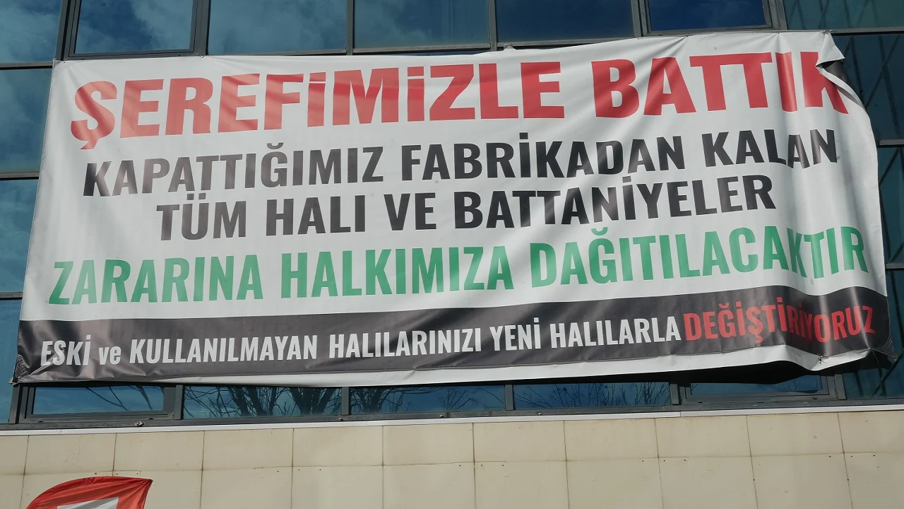 Açıldığı gün önünde izdiham vardı. Kapısına 'şerefizimizle battık' afişi asıldı