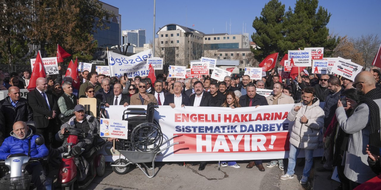 Engellilerden Hazine ve Maliye Bakanlığı önünde açıklama