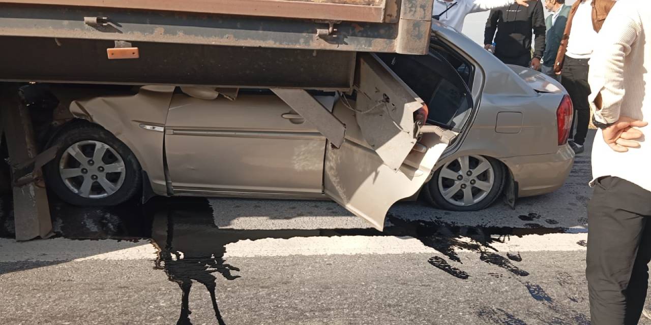 Otomobil TIR'ın altında kaldı