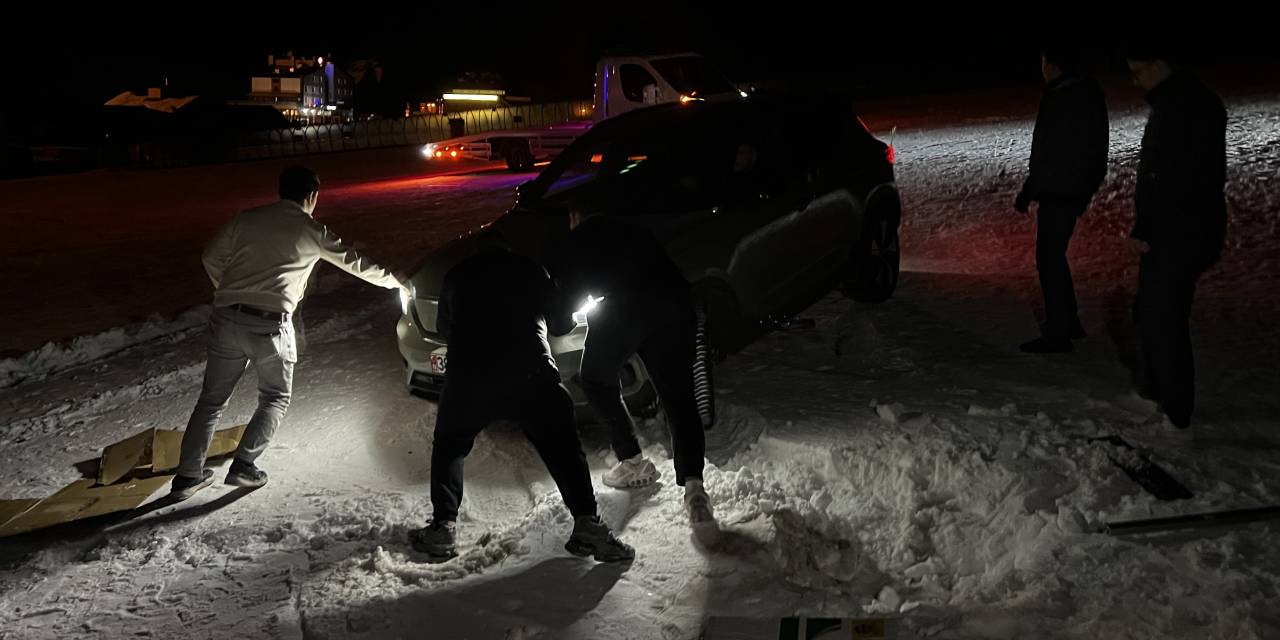 Drift yapmak için cipiyle çıktığı dağda kayak pistine saplandı